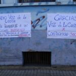 Carteles en sede de Cochrane, antes de la demolición